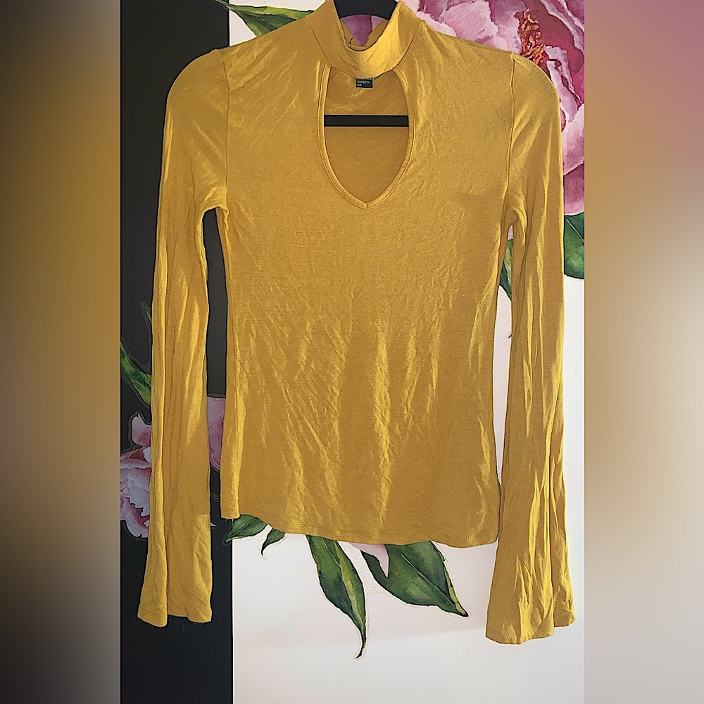 NWOT💥URBAN HERITAGE ☀️ Beautiful Ocre yellow long-sleeve tees.